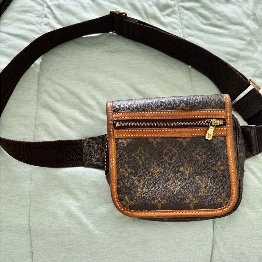 100 % authentic vintage (2006) Louis Vuitton belt bag